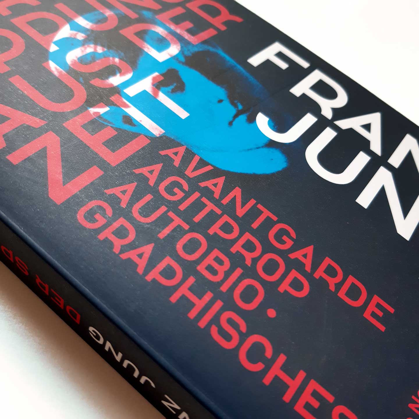 Pedro im Coverdesign von Maja Bechert für »Der Sprung aus der Zeit«, erschienen bei Edition Nautilus